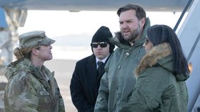 Viceprezident USA JD Vance s chotí Ushou na základně Pituffik v Grónsku (29. 3. 2025)