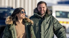 Viceprezident USA JD Vance s chotí Ushou na základně Pituffik v Grónsku (29. 3. 2025)