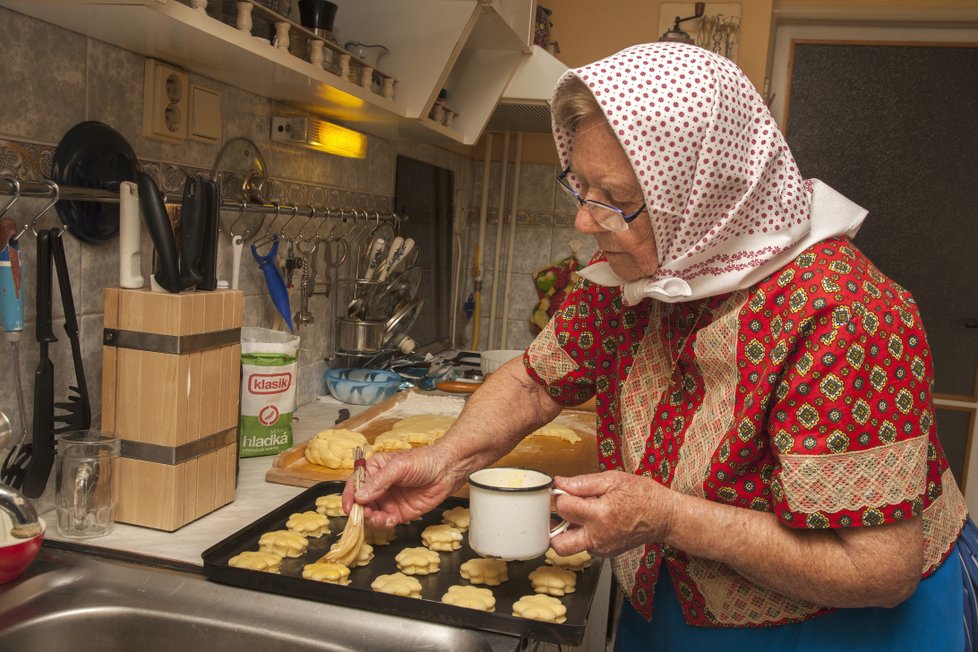 Víchernice Marie Švirgová (82) z Lanžhota létá i přes svůj věk poslední dva roky do Ameriky učit krajany vyšívat lidové ornamenty. Doma ráda peče.