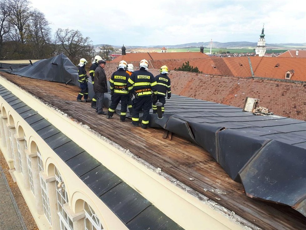 V Boskovicích vítr odvál střechu zámeckého skleníku.