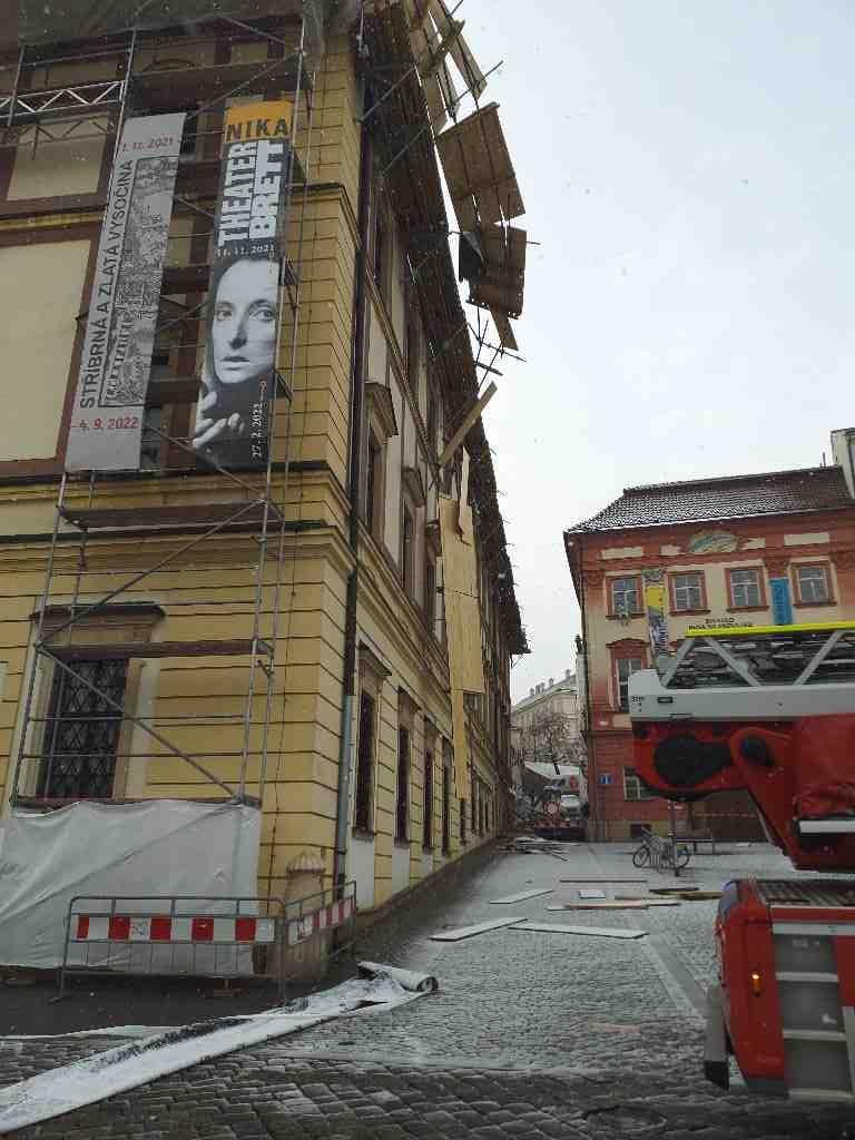 Vichr smetl v poledne část lešení ze střechy Moravského zemského muzea.