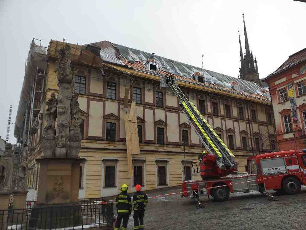 Vichr smetl v poledne část lešení ze střechy Moravského zemského muzea.