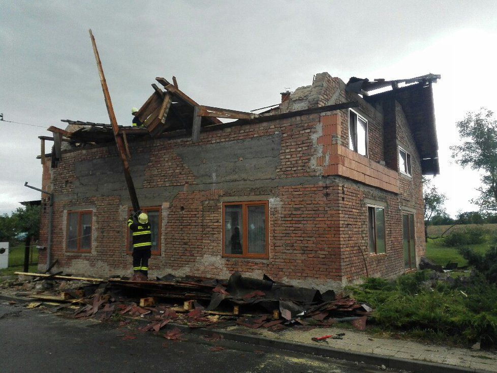 V Bohuslavicích vichr poškodil až 80 domů, škody v milionech.