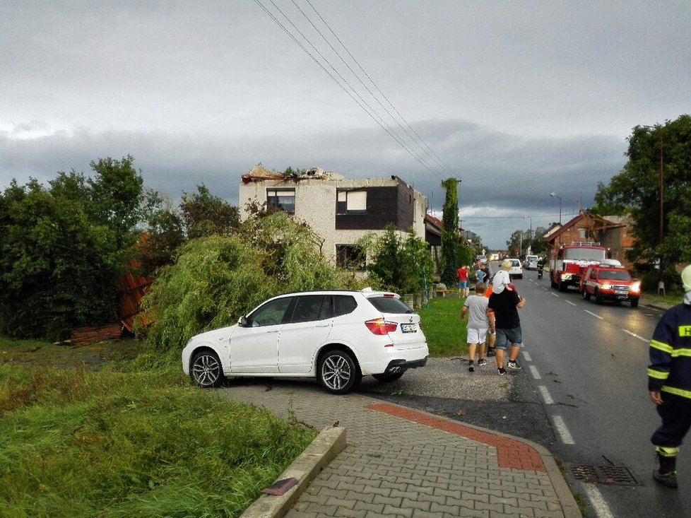 V Bohuslavicích vichr poškodil až 80 domů, škody v milionech.