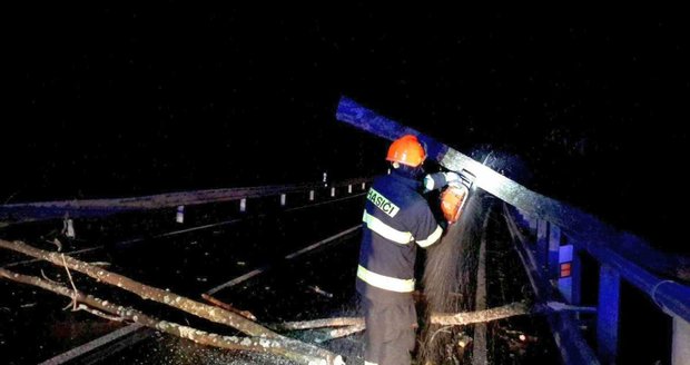 Téměř stovku výjezdů zaznamenali jihomoravští hasiči při likvidaci následků nedělní noční silné vichřice.