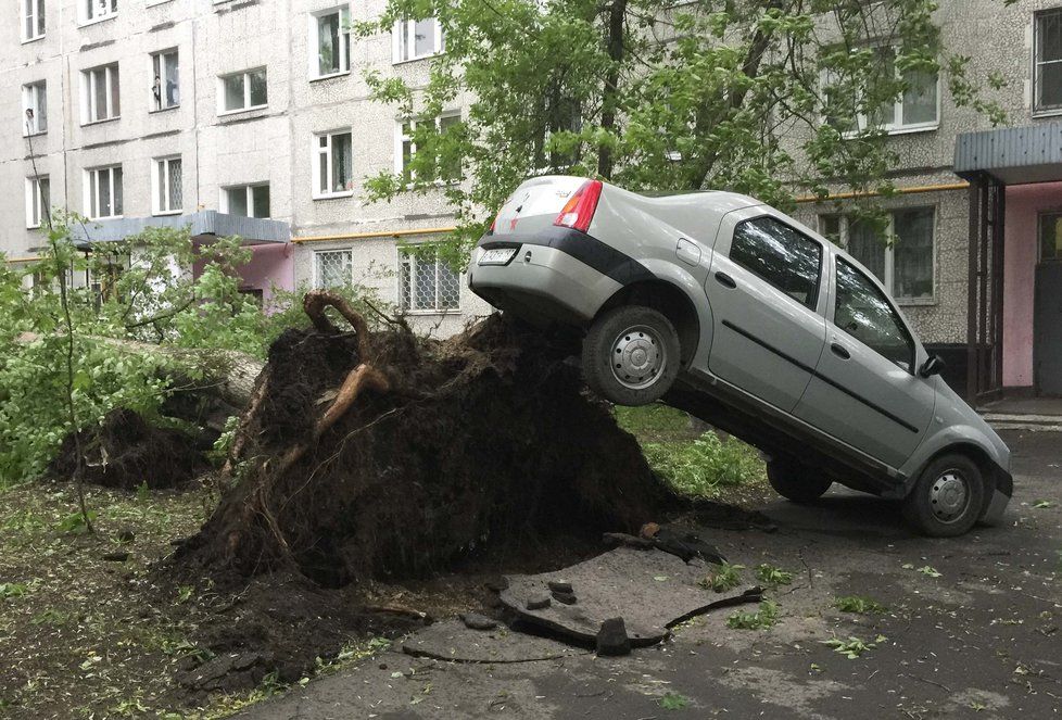 Silná vichřice zabíjela v Moskvě.