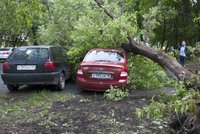 Vichřice hrůzy v Moskvě: Lidi zabíjely stromy, altán i utržená zastávka