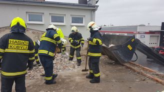 Kvůli silnému větru měli hasiči v Česku od neděle přes 2800 výjezdů 