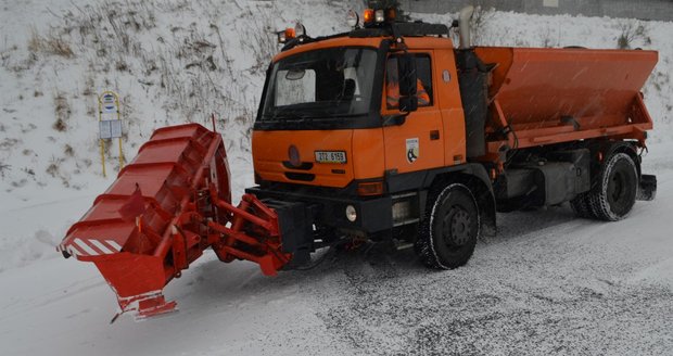 Silničáři už letos spotřebovali soli jako za celou zimu: V Ostravě museli povolat i posily (ilustrační foto)