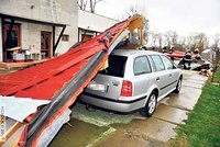 Do Česka se vrátila zima: Vichr lámal stromy a trhal střechy!