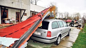 Střecha z domu na Nových Sadech zavalila v sousedství zaparkované auto