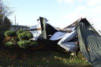 Vichřice brala střechy lidem i zvířatům. Trampolínu místo větru odnesl rozvod