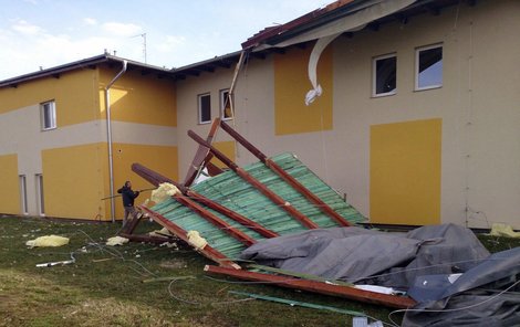 Vichřice strhla střechu Domova pro seniory v Šanově na Znojemsku.