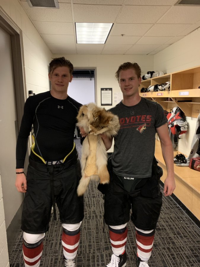 Jan Jeník a Victor Söderström v šatně Coyotes po svých prvních gólech v NHL