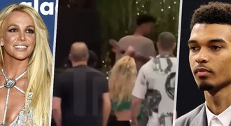 Britney Spearsová se sápala na hvězdu NBA: Schytala ránu do obličeje!