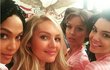 Je čas i na selfie! Candice Swanepoel a Kendal Jenner se vytofily s kolegyněmi v zákulisí.