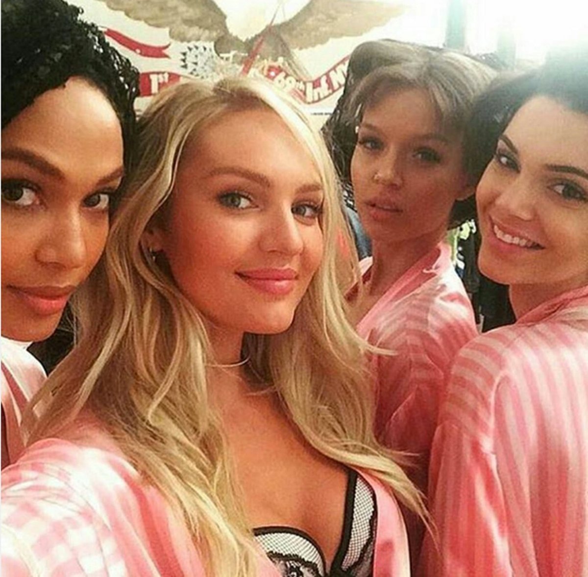 Je čas i na selfie! Candice Swanepoel a Kendal Jenner se vytofily s kolegyněmi v zákulisí.