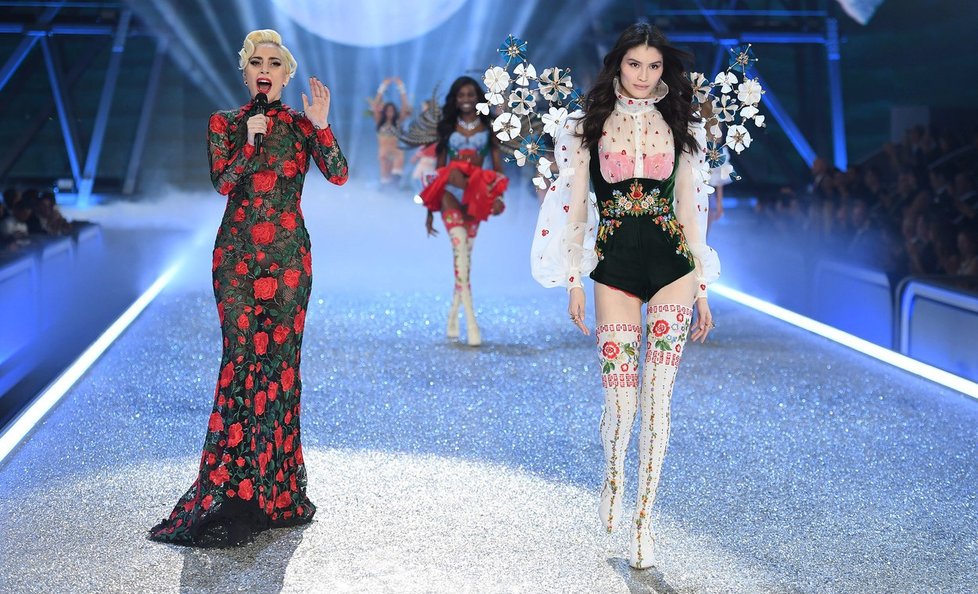 Victoria\&#39;s Secret 2016: Přehlídku zahájili Lady Gaga a Bruno Mars.