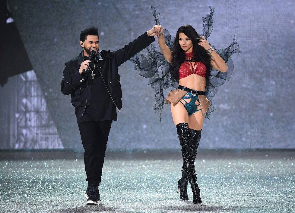 Victoria&#39;s Secret 2016: The Weeknd a Adriana Lima