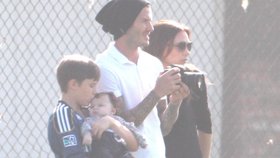 Beckhamovic na fotbale: Brooklyn něžně choval sestřičku