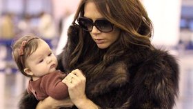 "Medvědice" Victoria Beckham si pyšně nese mládě