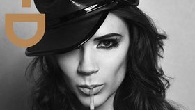 Victoria Beckham na titulce: V kožené čapce si hraje s brčkem