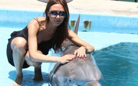 Veselá Victoria pózuje s delfínem.