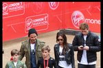 Rodina Beckhamových na běžeckých závodech syna Romea.