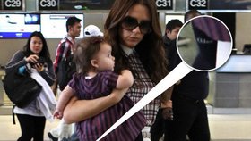 Victoria Beckham nese v náručí svou luxusně oděnou dceru