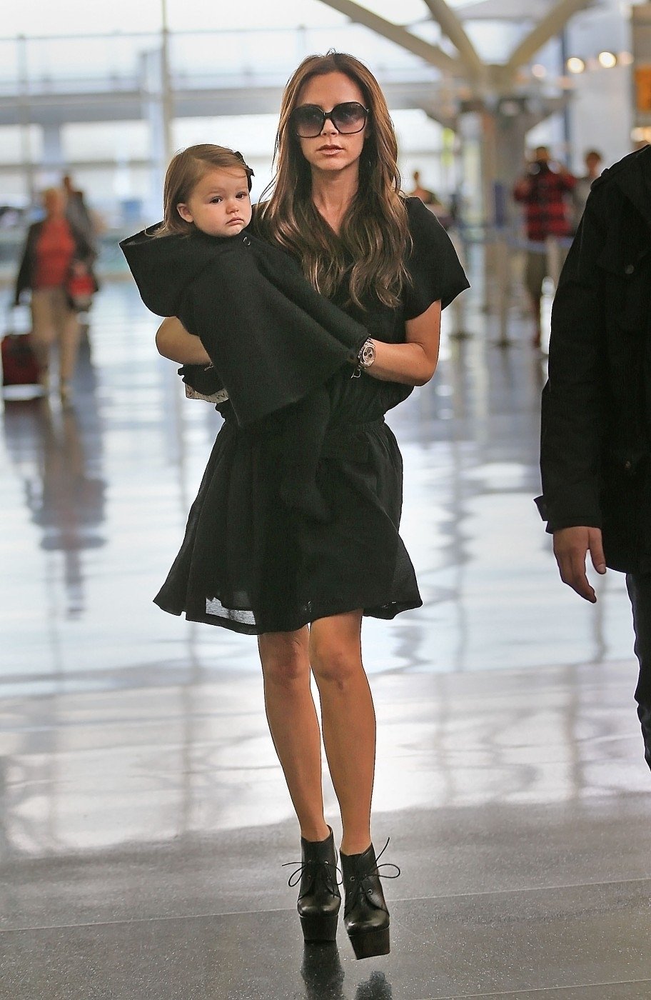Dokonale sladěné: Victoria oblékla malé Harper černé punčocháčky a pelerínu s kapucí ve stejné barvě.