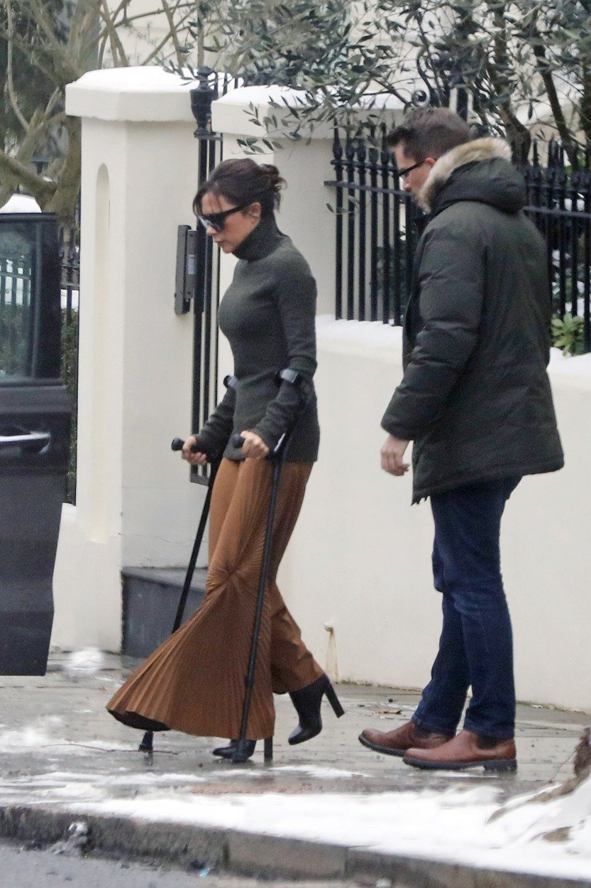 Victoria Beckham o berlích v botách na podpatku a bez kabátu