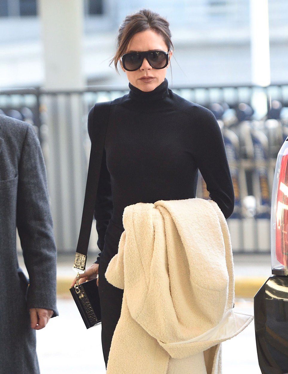 Victoria Beckham vyšla v zimě ven bez kabátu