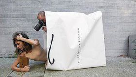 Celebrity na síti: Victoria Beckham v nákupní tašce a šikovné děti Cindy Crawford