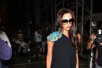 Victoria Beckham na letišti v šatech, které sama navrhla. Jak se vám líbí?