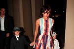 Victoria Beckham a její synové – jeden ležérně elegantní, druhý ryze sportovně laděný. Victoria, pro níž je móda vše, to naštěstí u dětí nepřehání.