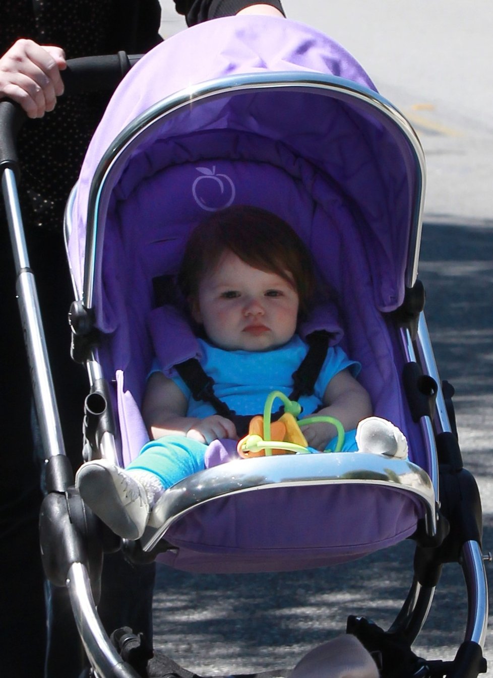 Malá Harper v kočárku na procházce s chůvou