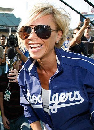 Victoria Beckham se na basebalovém zápase mezi Los Angeles Dodgers a New York Mets opravdu nasmála. David jí pravděpodobně řekl, že vzhledem k lokalitě jejich bydliště by bylo vhodné fandit Dodgers
