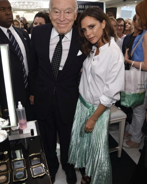 Victoria Beckham pózuje.