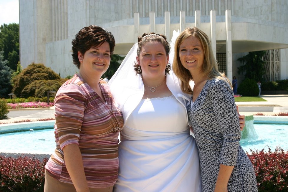 Jako nevěsta se svými dvěma sestrami, Dawn (vlevo) a Jennifer (vpravo).