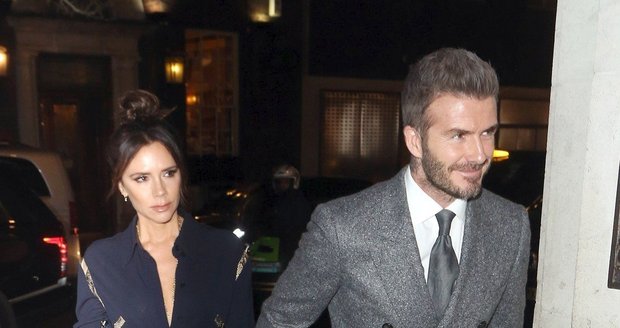Victoria Beckham vypadala vedle rozzářeného Davida velmi nešťastně.