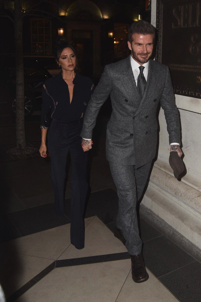 Victoria Beckham vypadala vedle rozzářeného Davida velmi nešťastně.