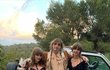 Rockerka Victoria De Angelis si s kamarády užívala na Ibize.