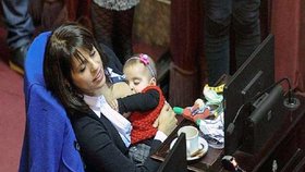 Argentinka Victoria Donda Perezová kojící své dítě na zasedání argentiského kongresu