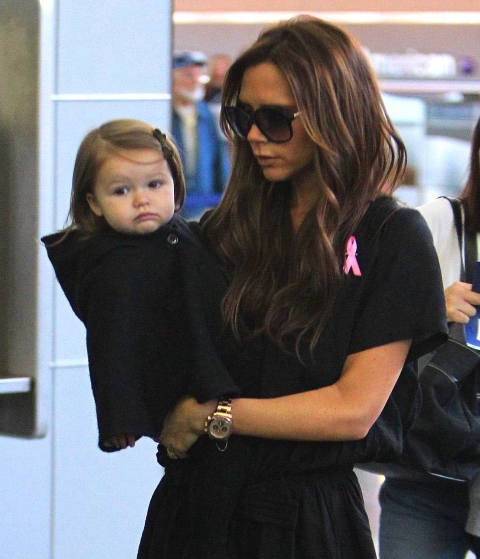 Victoria Beckham ráda nosí černou a ráda do ní obléká i Harper.