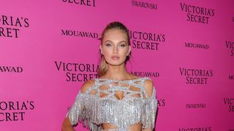 25 nejkrásnějších šatů z Victoria's Secret večírku: Rozparky, výstřihy, krajka a třpyt!