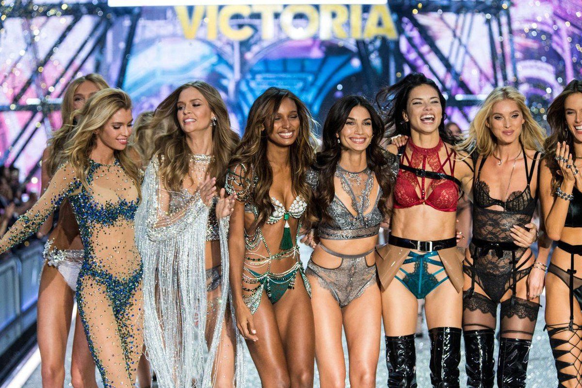 Andílci na loňské přehlídce Victoria’s Secret, která se konala v Paříži