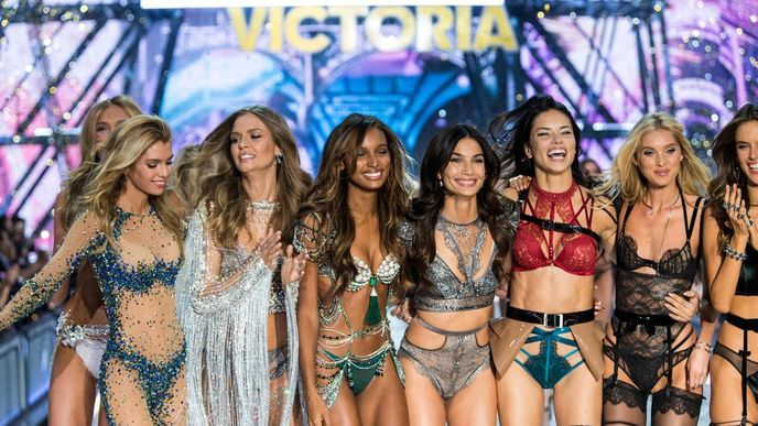 Andílci na loňské přehlídce Victoria’s Secret, která se konala v Paříži 