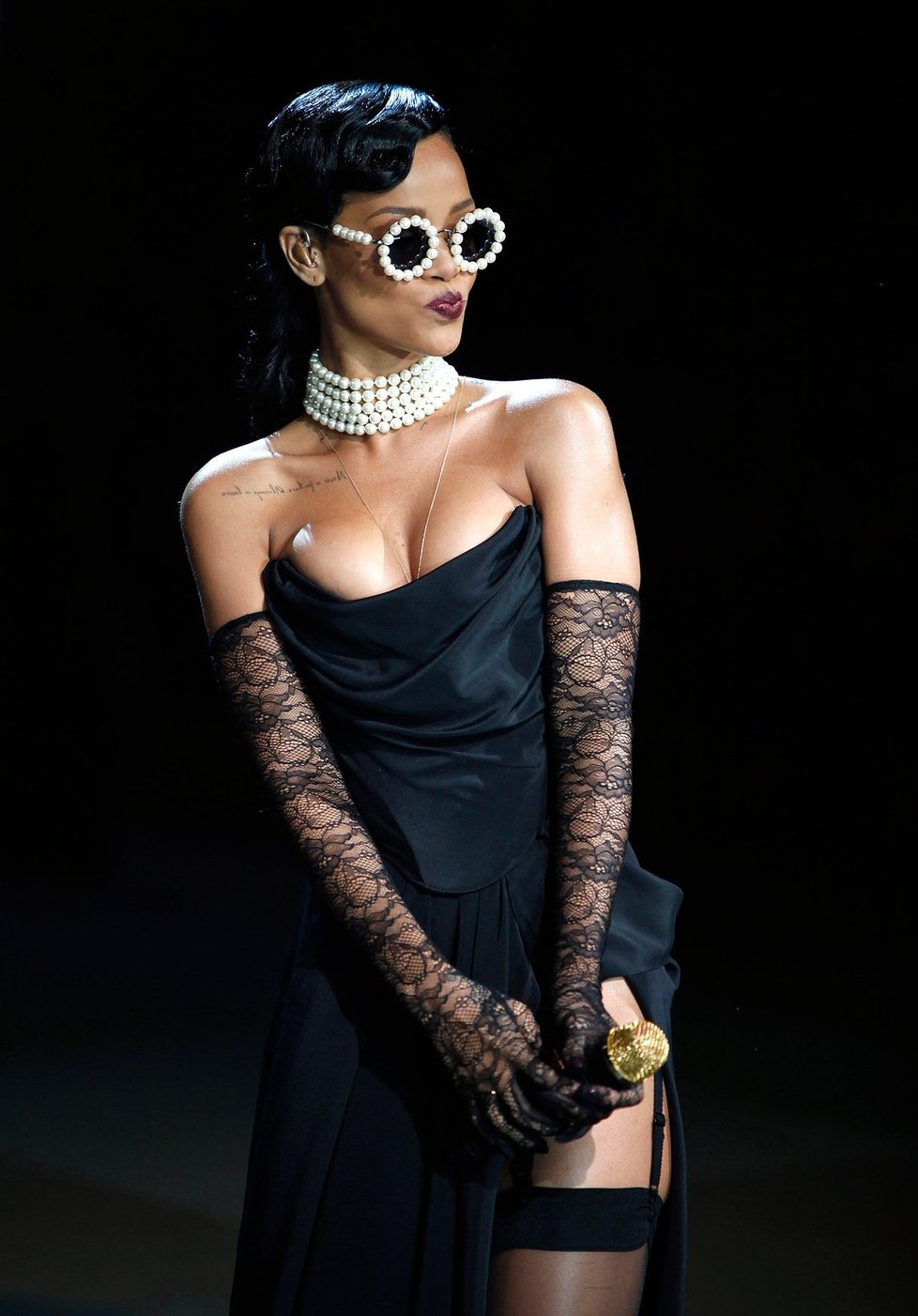 Čokoládová kráska z Barbadosu Rihanna překvapila publikum svými &#34;nemravnými&#34; kostými.