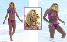 Victoria Silvstedt (39) si v moři zkoumá obsah plavek: Fuj, snad tam nemám chobotnici?