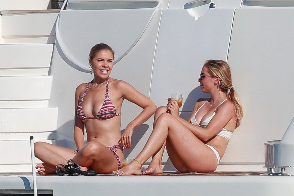 Victoria Swarovski s kamarádkou na jachtě.